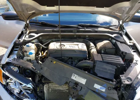 2015 Volkswagen Jetta 1.8T Se z USA, uszkodzony, nr VIN 3VWD07AJ7FM245169